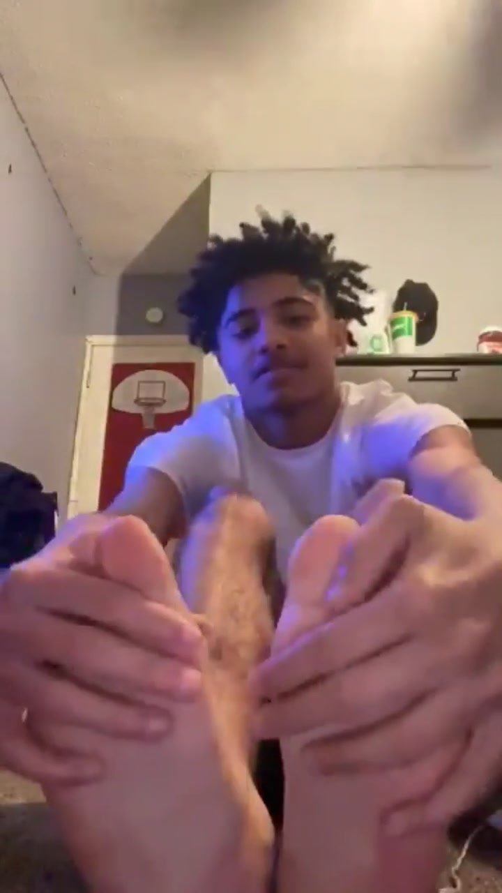 Light Skin Men: Young guy shows his bare feet - ThisVid.com