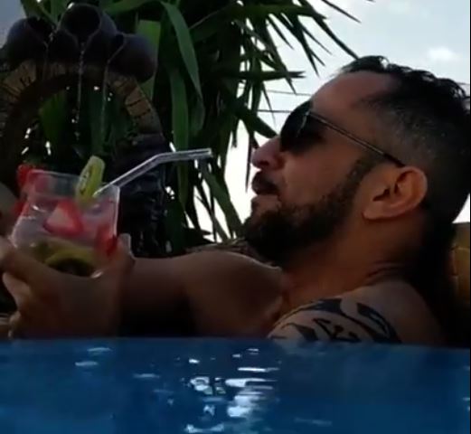 taking a cocktail in the pool, tomando cóctel en la piscina