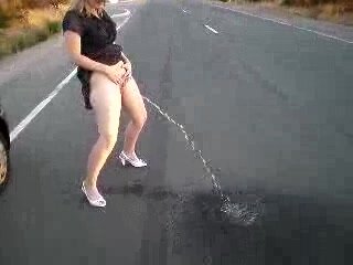 Girl road side stand pee