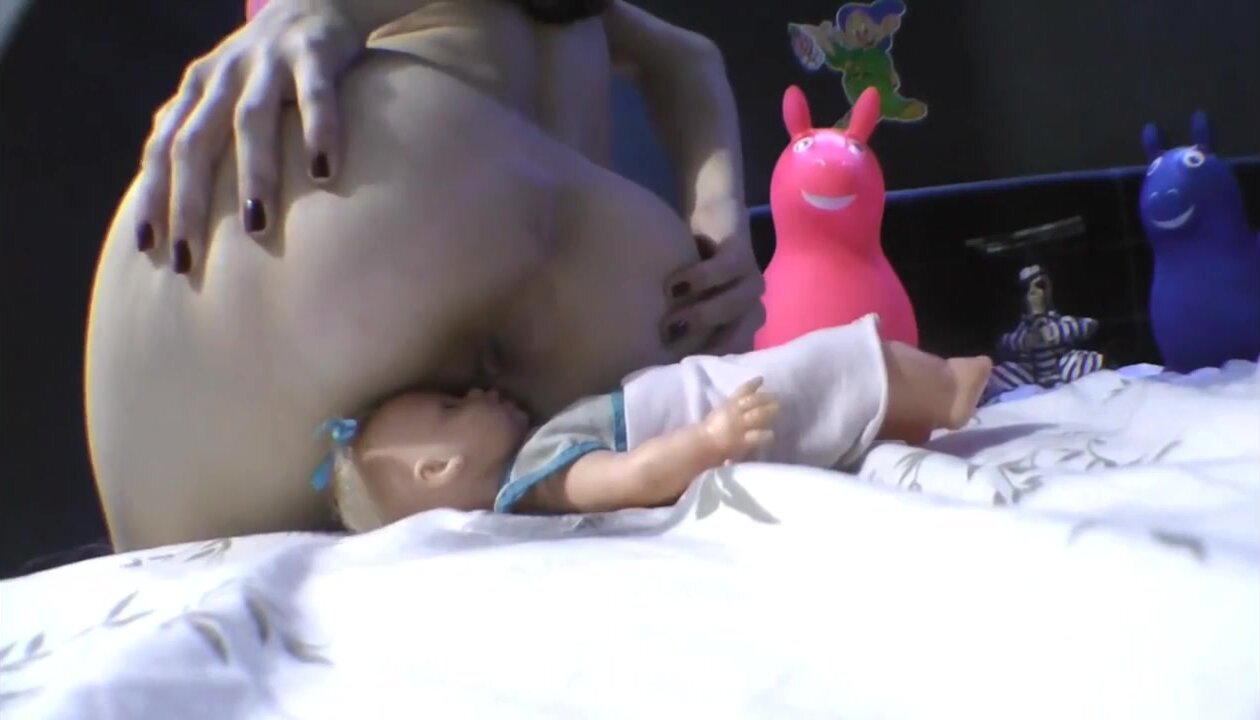 girl feeds dolls with her shit