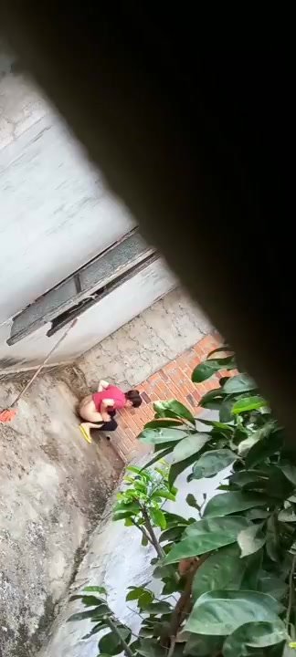 Chinese pee outdoor - video 5