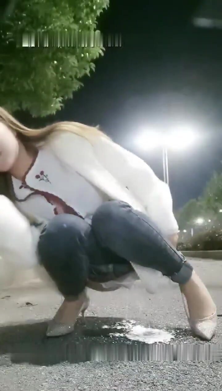 Chinese pee outdoor - video 6