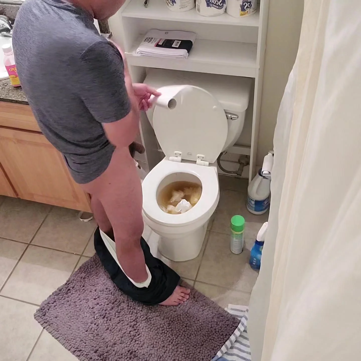 Spying on Asian guy having massive diarrhea with plopping noises -  ThisVid.com en anglais