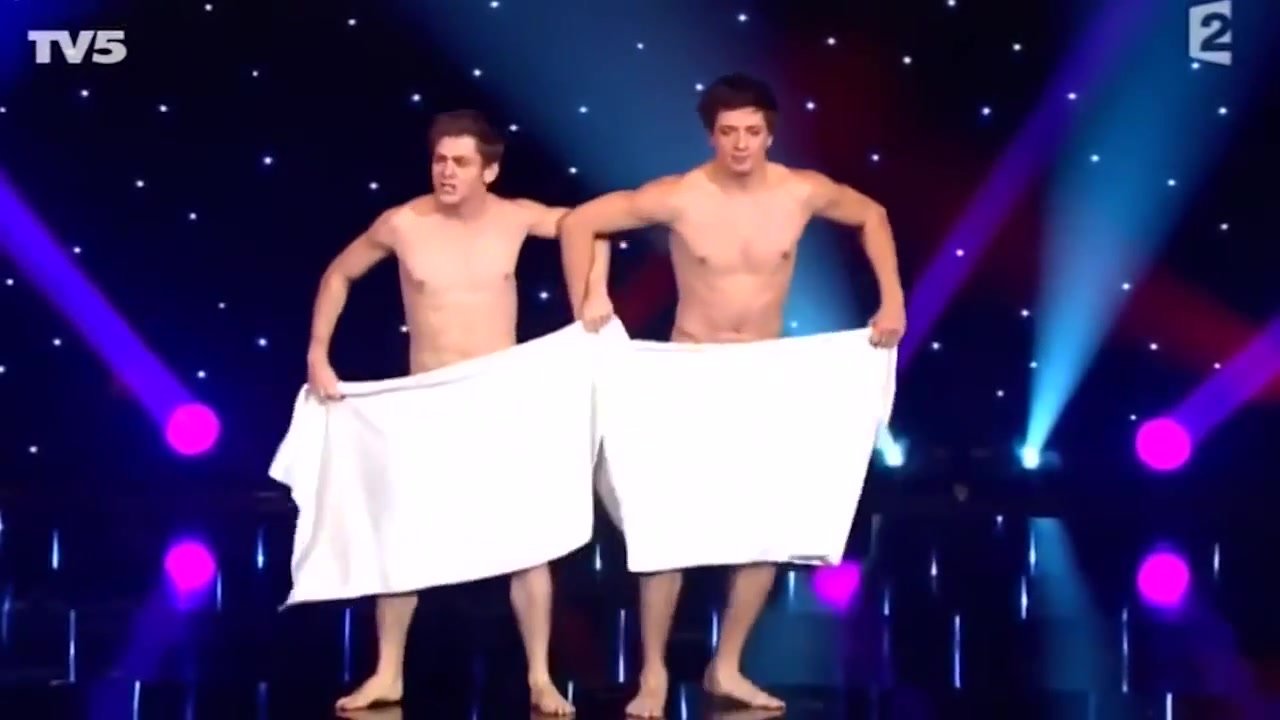 two towels dance - funny