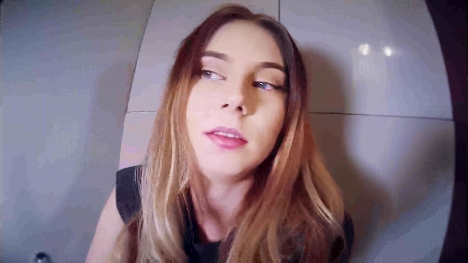 pretty and sexy Italian girl pissed - video 2