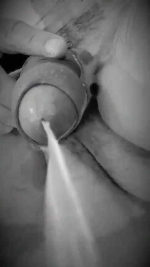 Close up pissing - video 4
