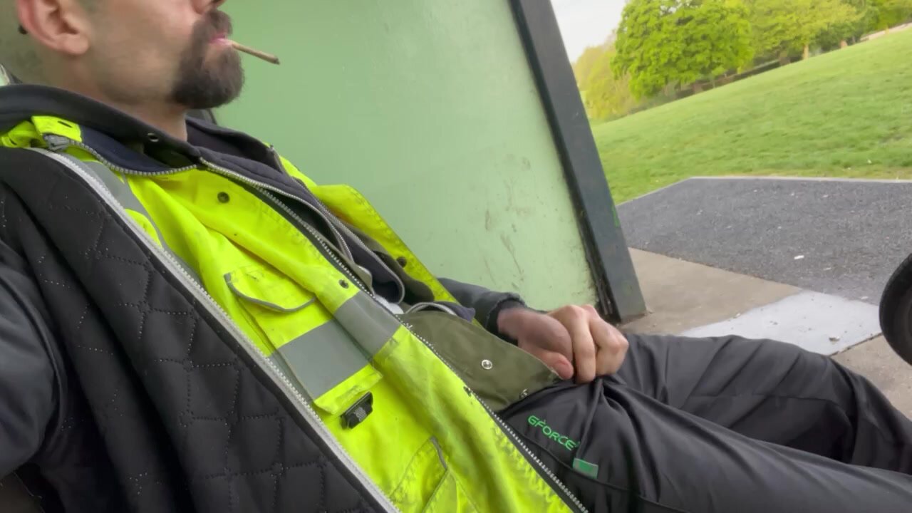 Dirty and high - horny worker pissing in Brokwell park