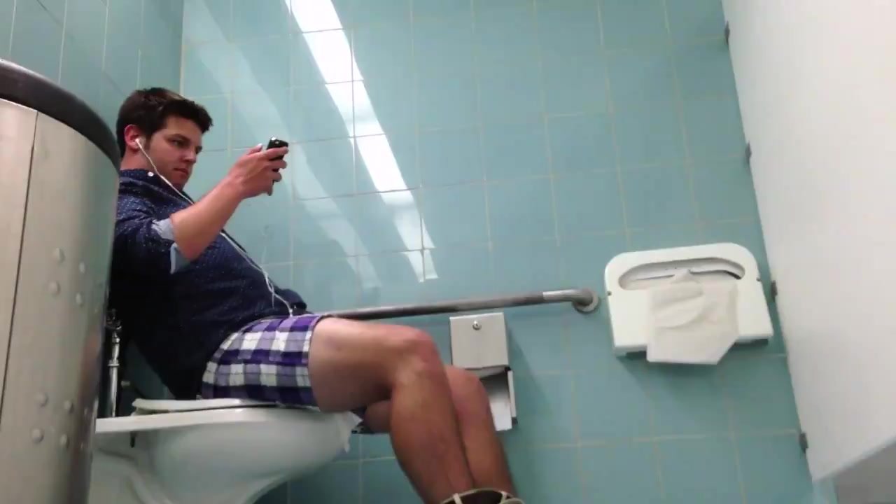 Toilet spy on a hot stud