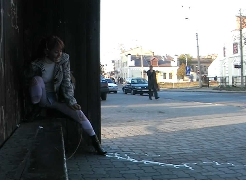 Pees through her pantyhose in the bus shelter