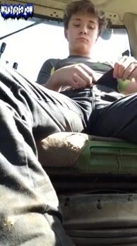 Twink in car jerks and cumshots outdoor