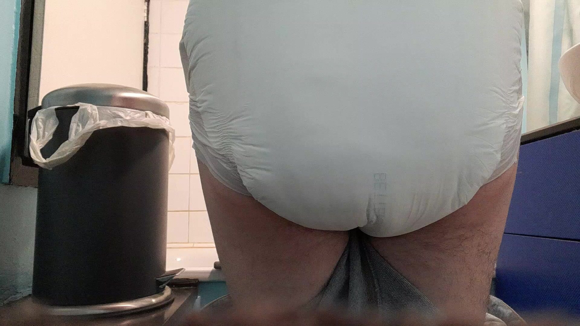 Pooping my white diapey
