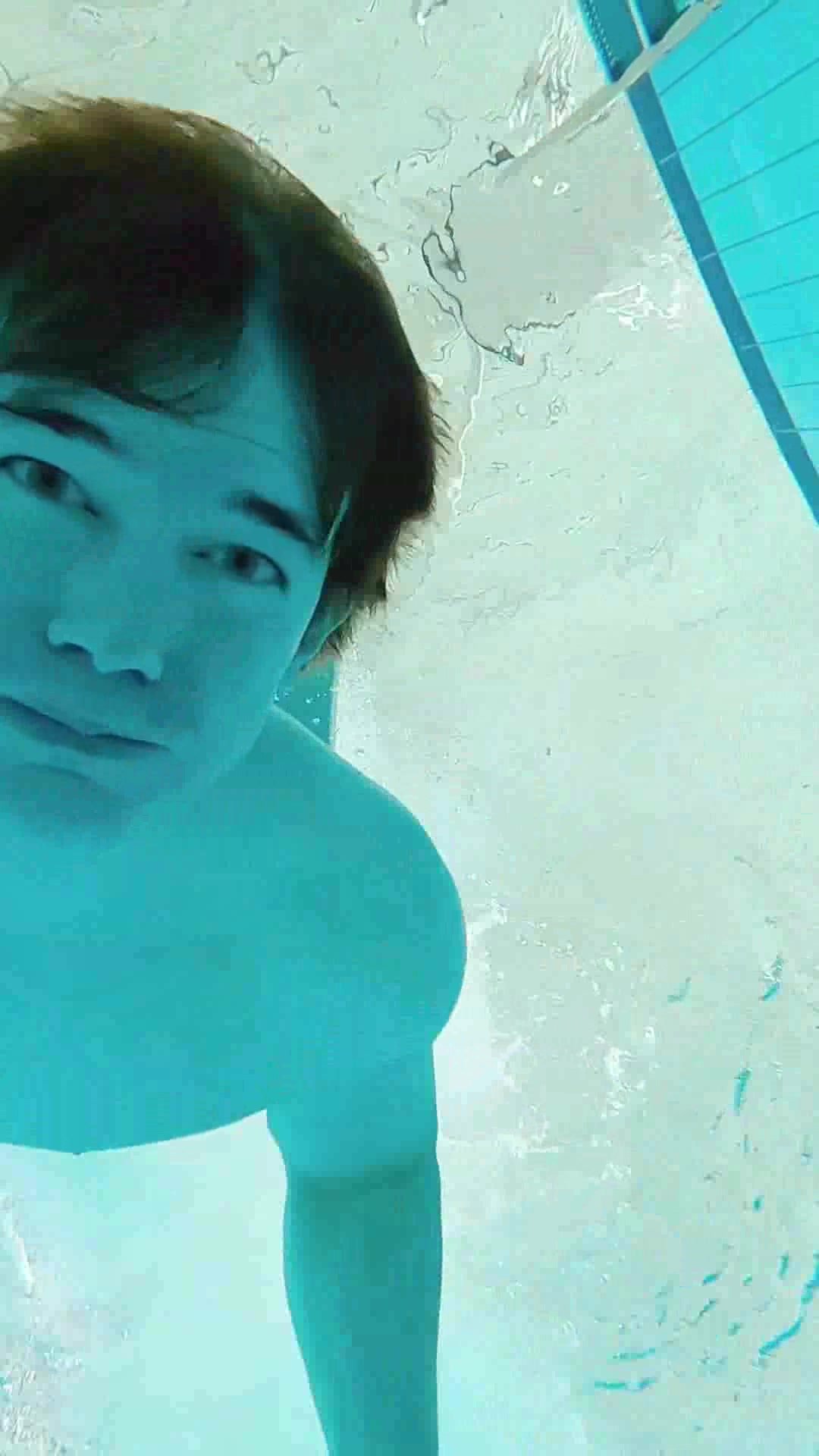 Putting a mask underwater in pool