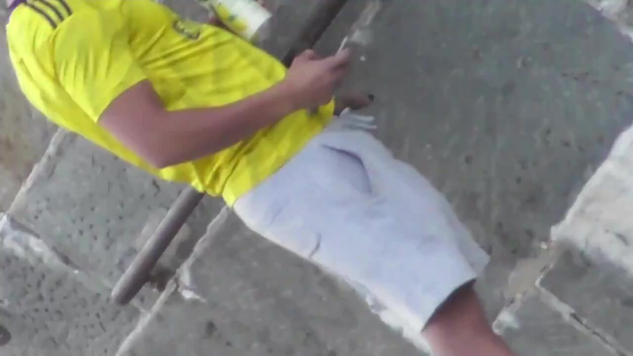 Guys caugt pissing in public 14 - video 2
