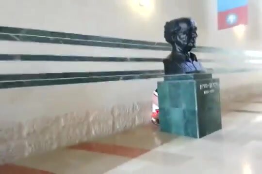 Israeli statue piss