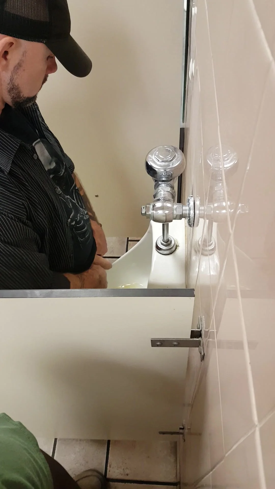 1st Successful Urinal Spy Attempt - ThisVid.com en anglais