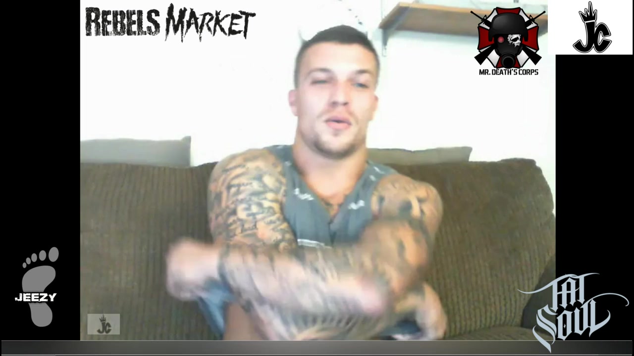 Cool tattooed muscle male give a taste of his big feet