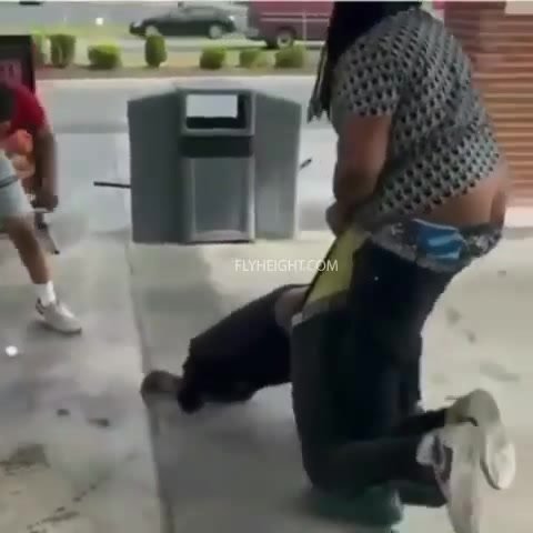 dude gets wedgied in a fight