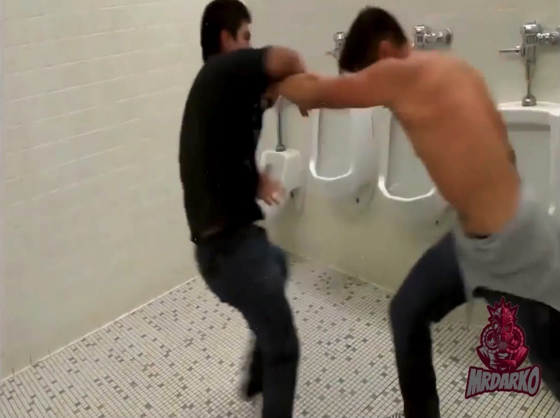 Real brawl fight to KO in the high school toilets