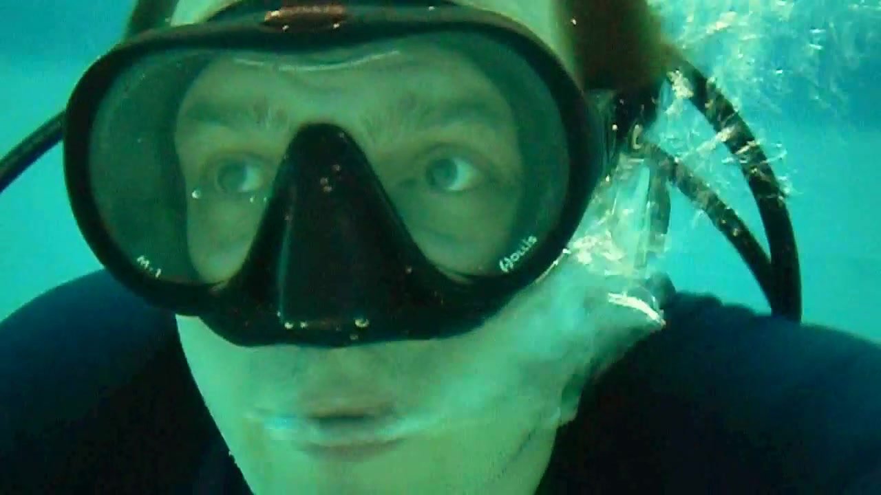 Scubadiver goes barefaced  underwater in the pool