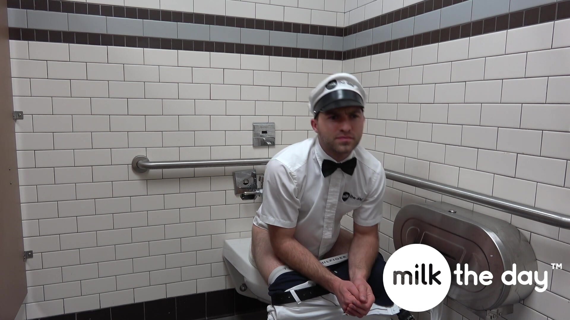 Pooping at work - video 8