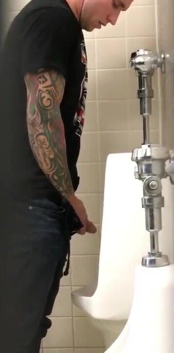 Watch spying on a curios straight guy at the urinals on ThisVid