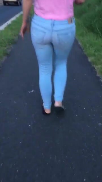 Jeans Pissing while walking