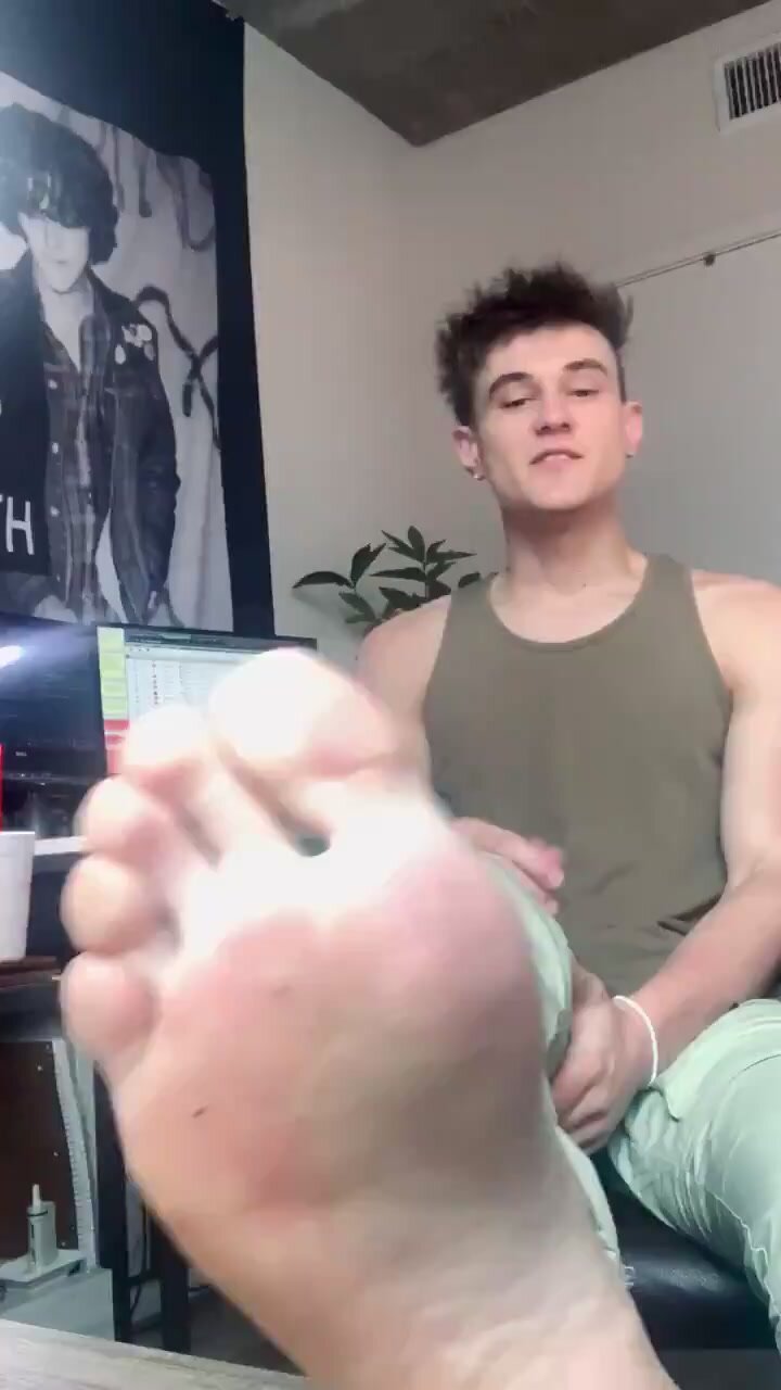 Master show you his smelly feet