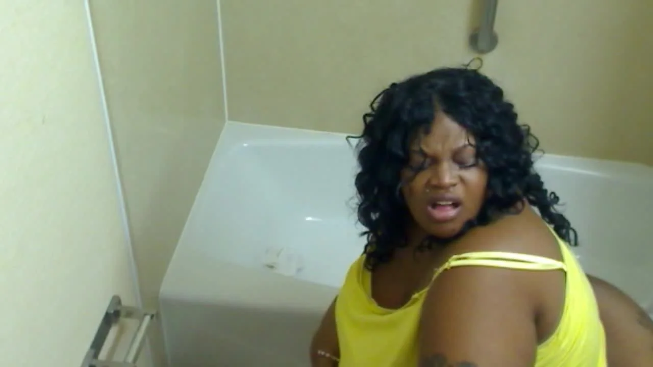 Ebony bbw toilet shitting