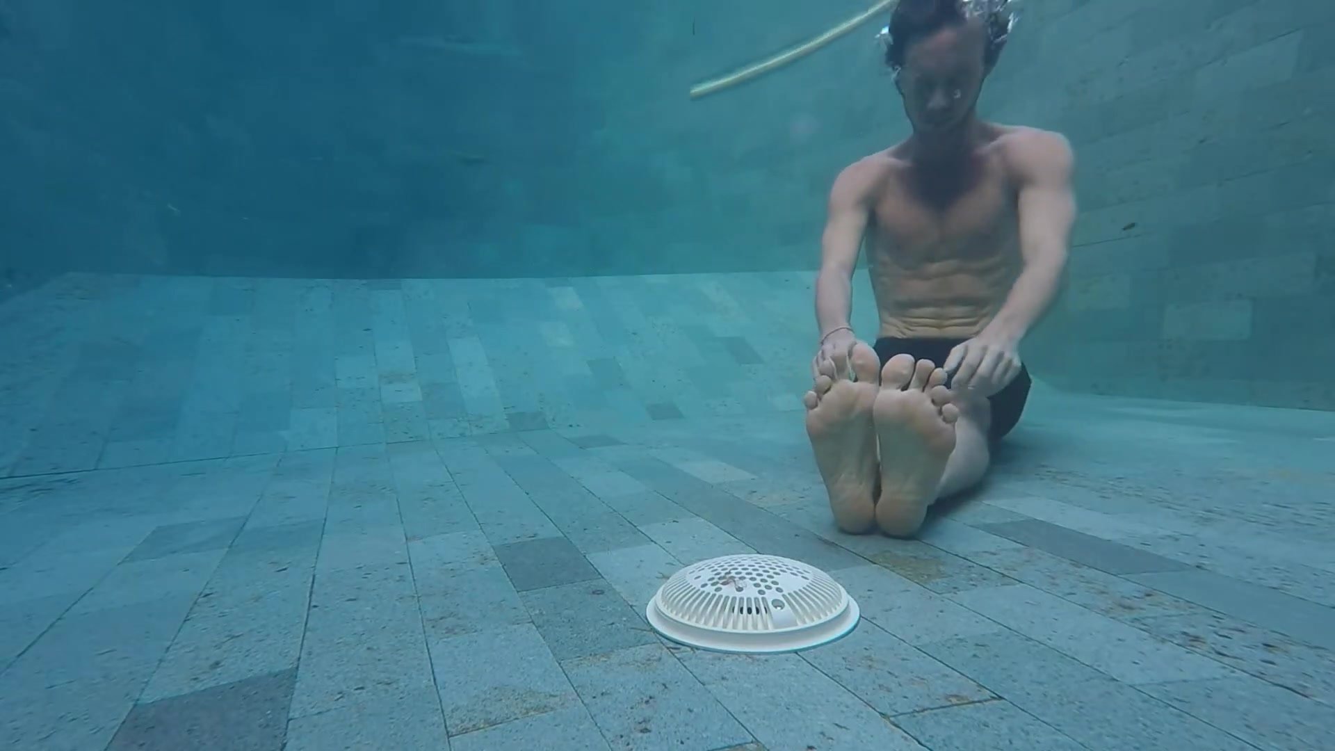 Underwater barefaced yoga on breathold