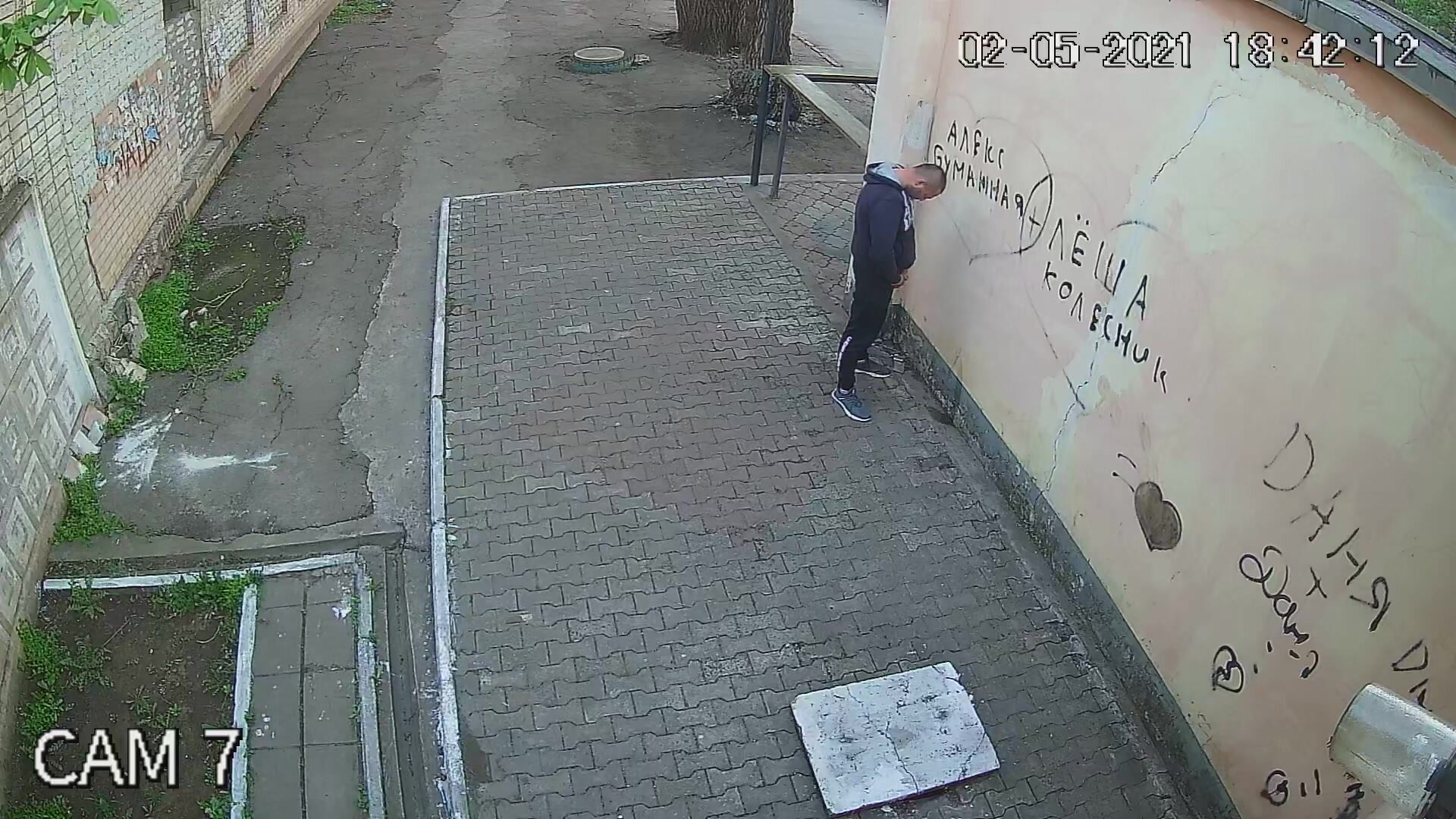 russian men pissing outside 4