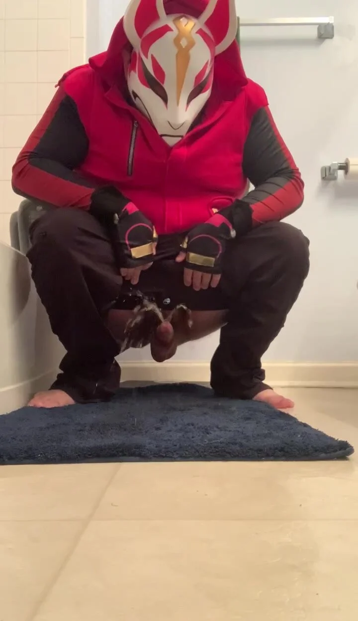 Squat piss in drift costume - ThisVid.com