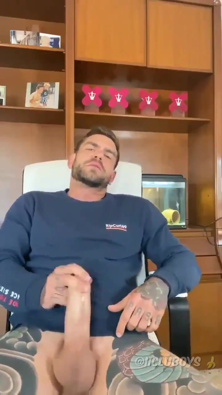 Tatty jerking it