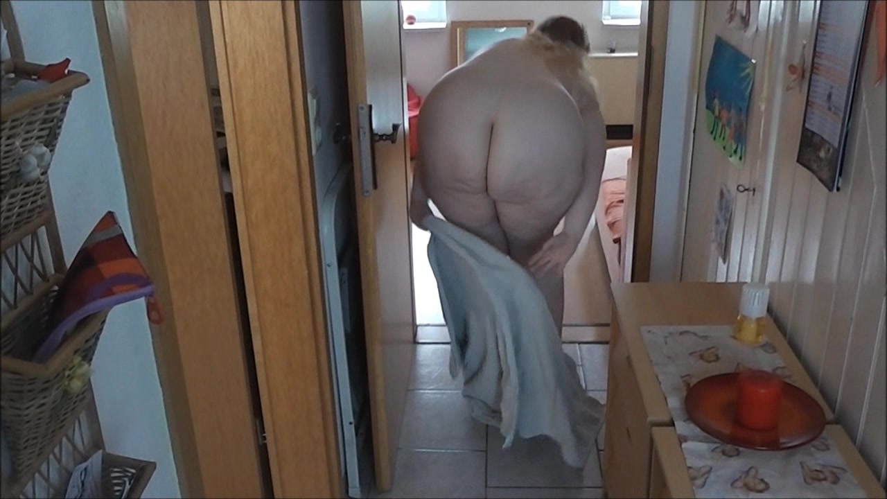 nacked fat wife opens the door and getting fucked doggy