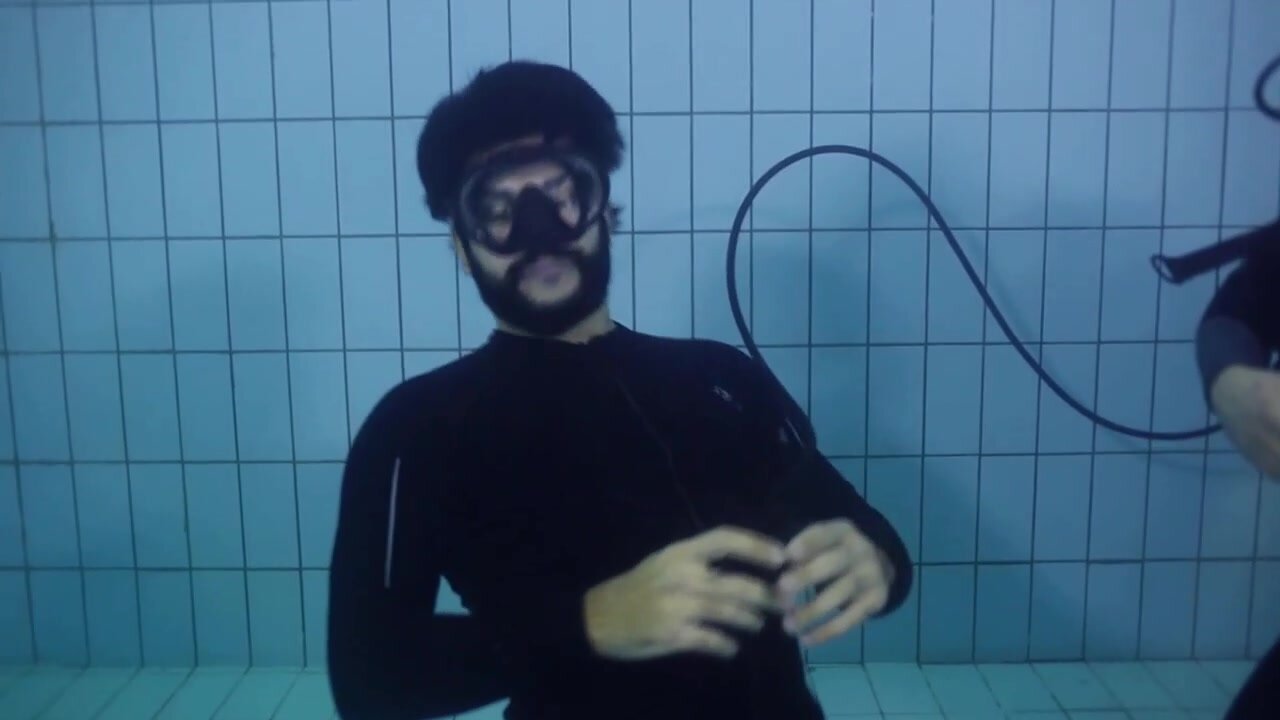 Turkish bearded hottie breatholding underwater