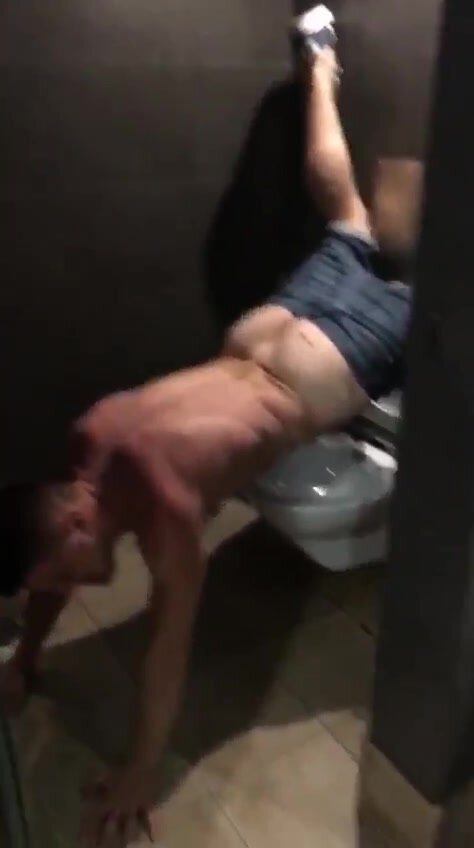 Drunk lad shows off unique piss technique