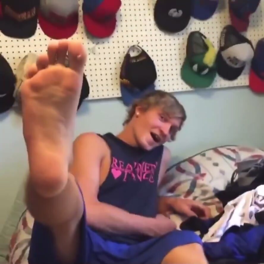 College Jock Paid to Show His Sexy Feet