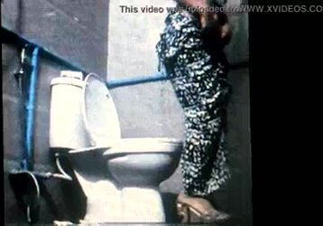 chinese girl fri in toilet spy1