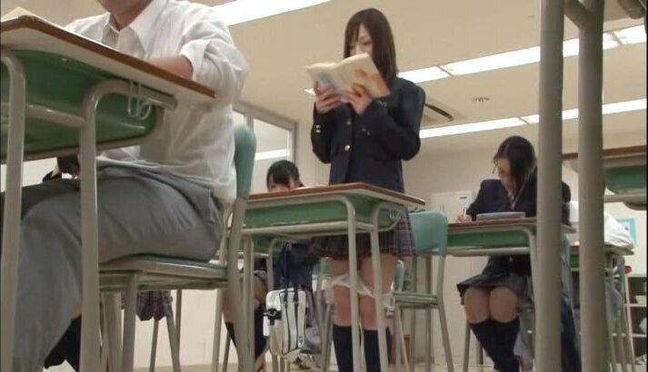 Japanese Schoolgirl Pee Desperation and Wetting