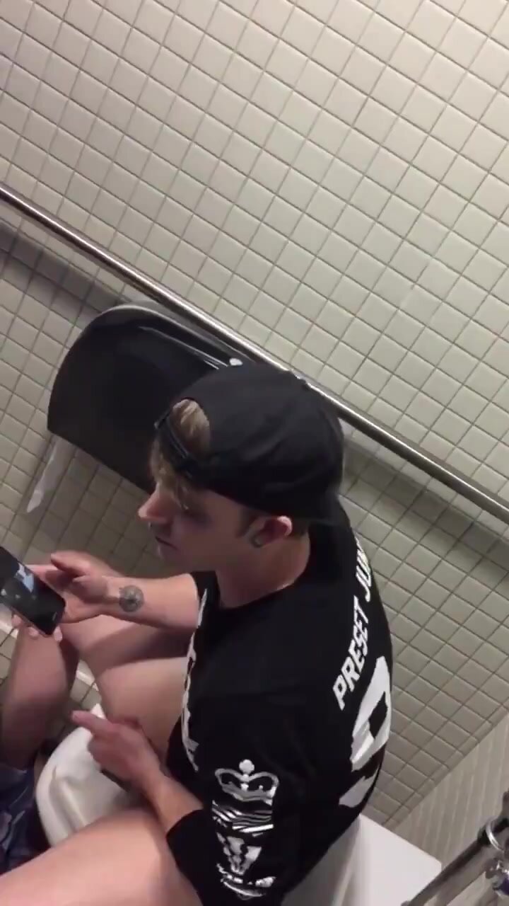 spy gay toilet - video 3