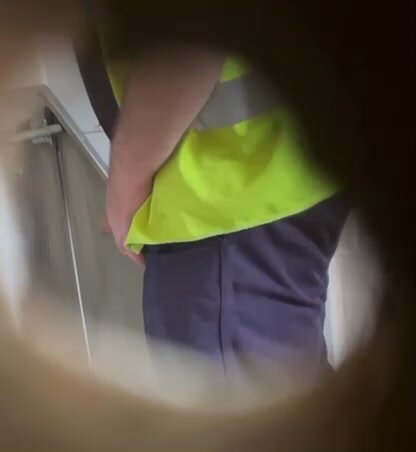 Delivery guy 2 spy pissing