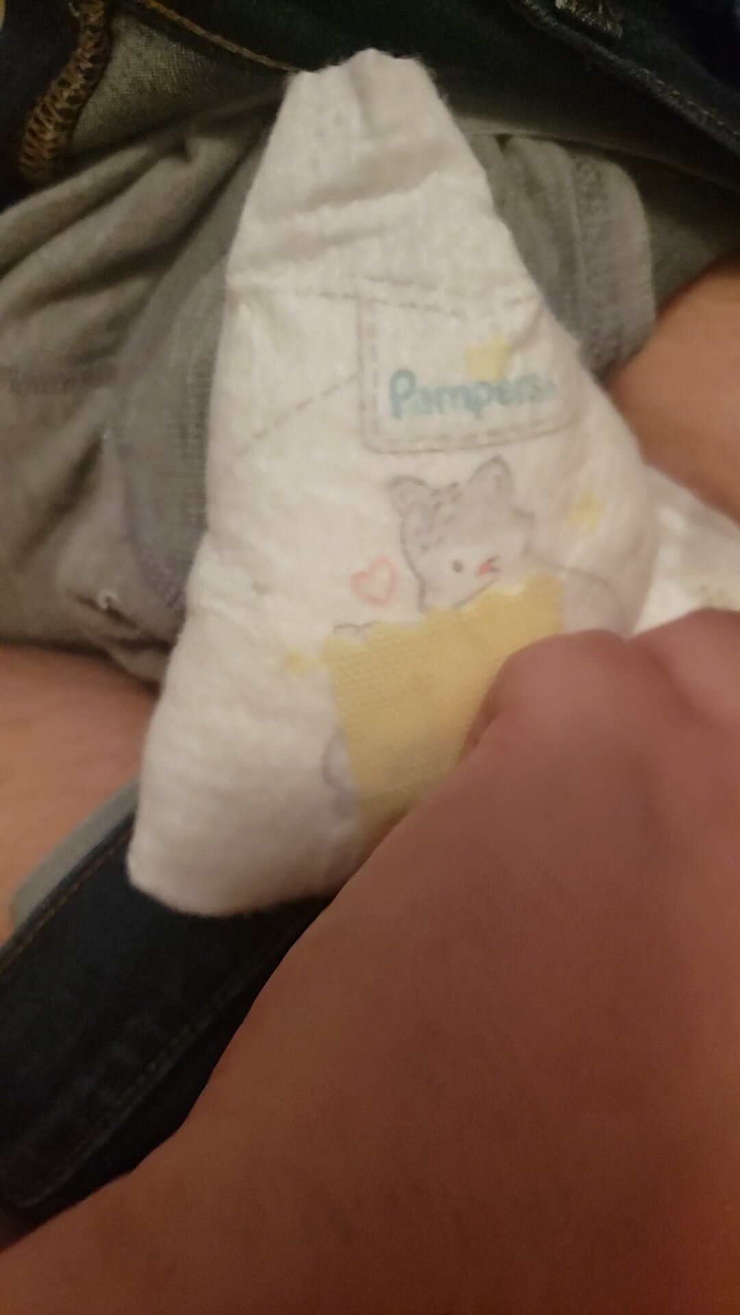 Pampers wet diaper play
