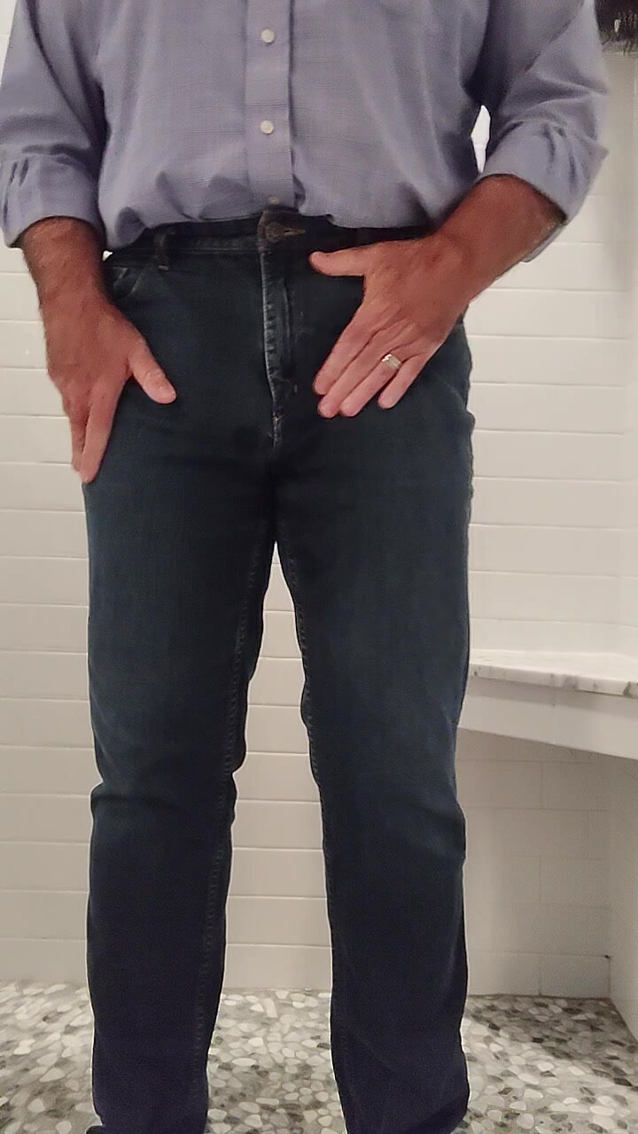 Desperate jeans pissing