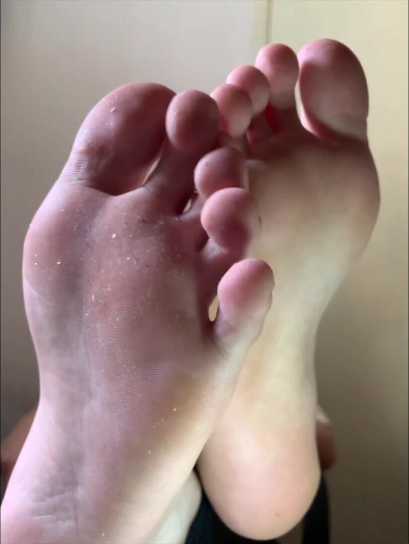 Twink Shows His Perfect Soles
