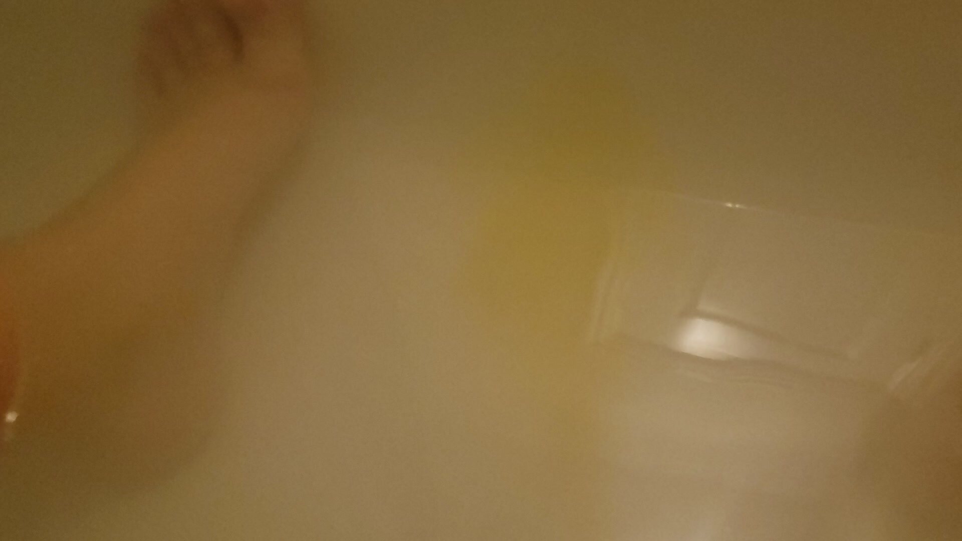 Long piss inside bath