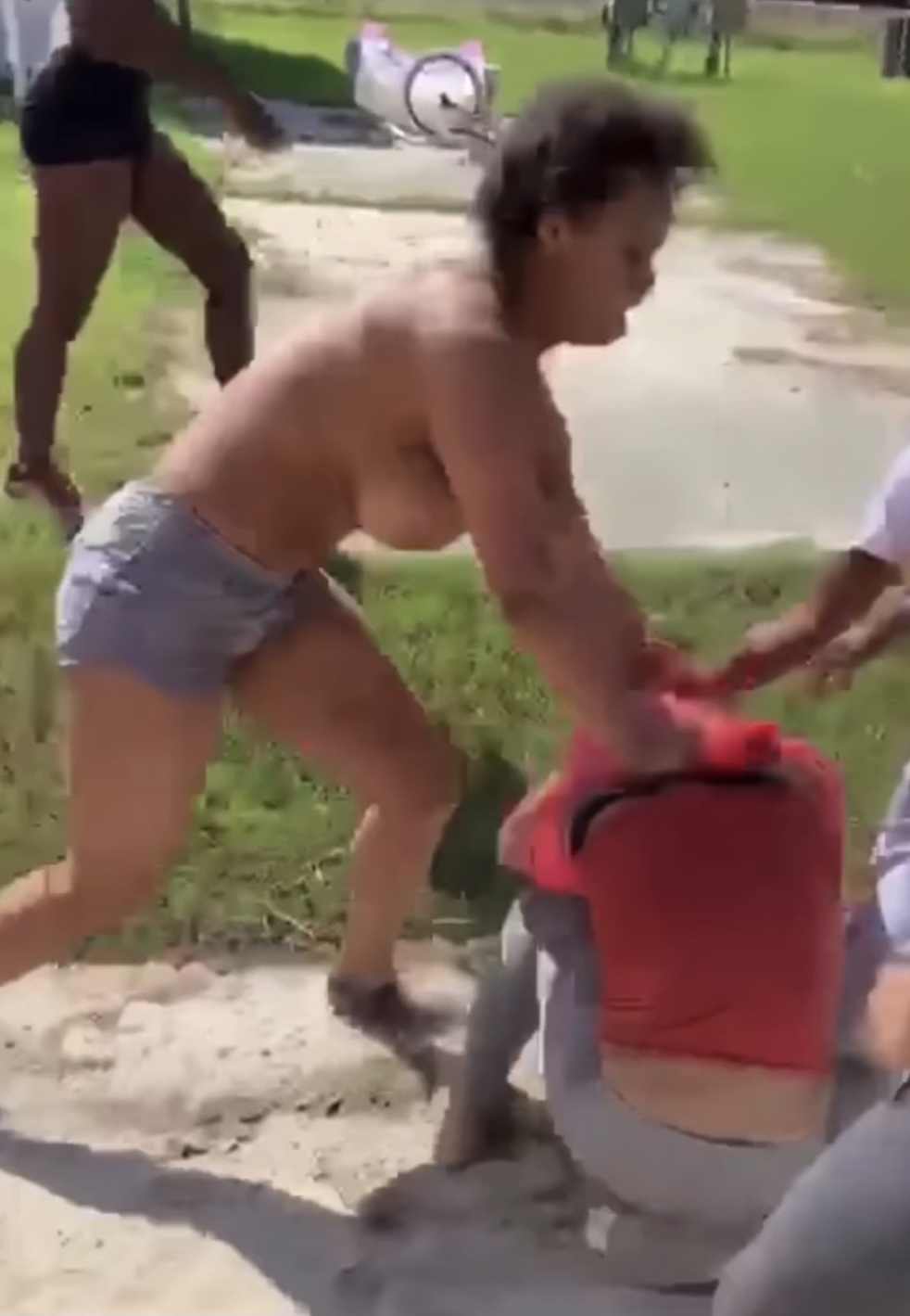 Topless thick redbone beats smaller opponent (fight)