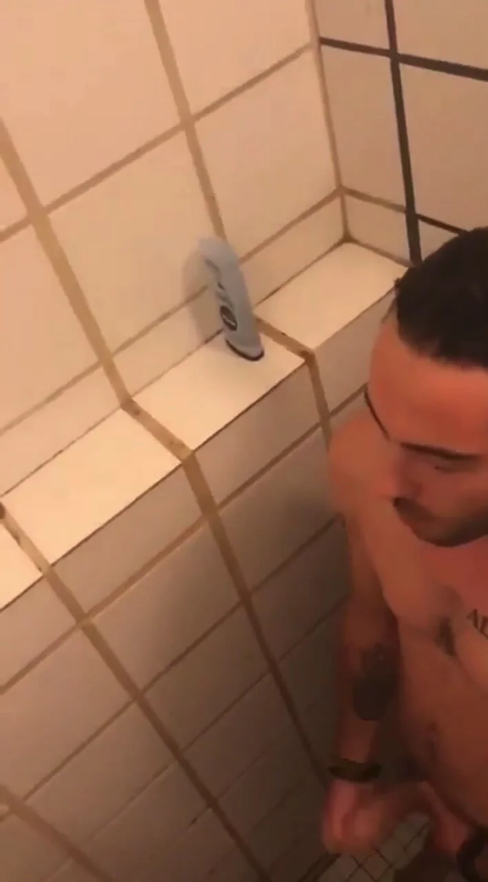 Surfer Men Spy Shower - ThisVid.com