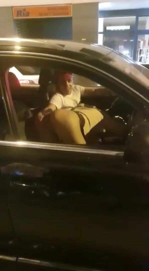 Blowjob in the car with a view for strangers