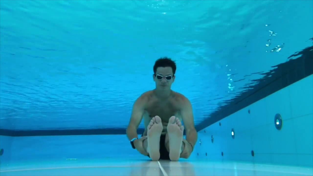 Underwater breathold training in pool - ThisVid.com
