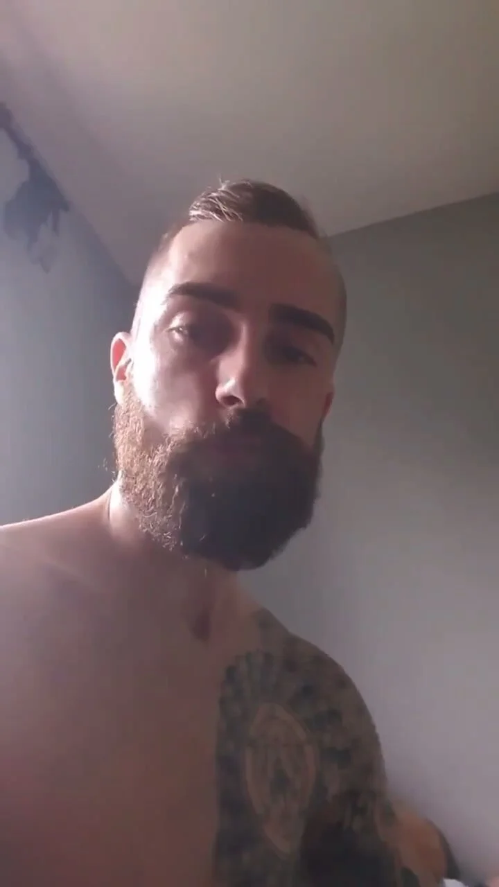 Video: Sexy Bearded Twitter Master Burps - ThisVid.com