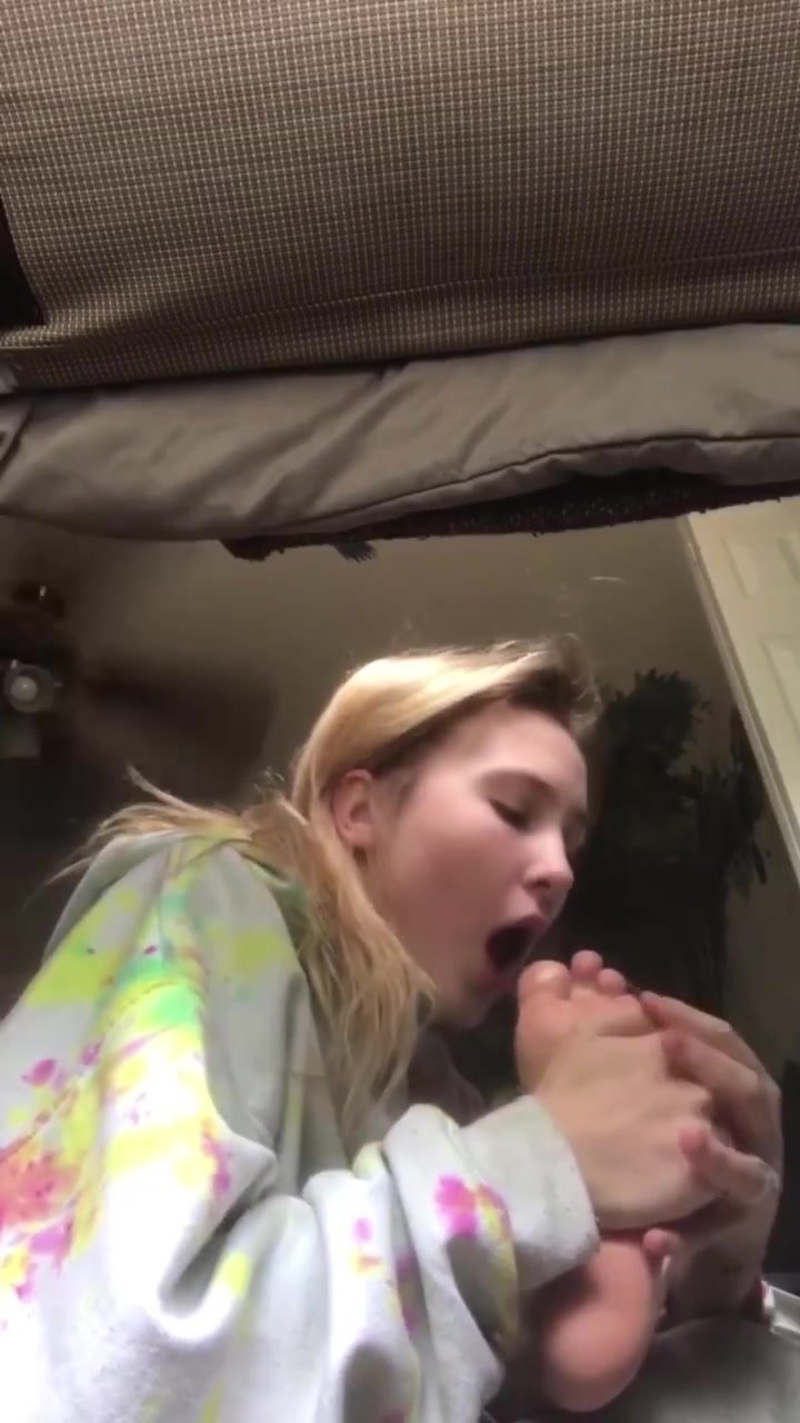 Cutie licks and sucks on her feet & toes